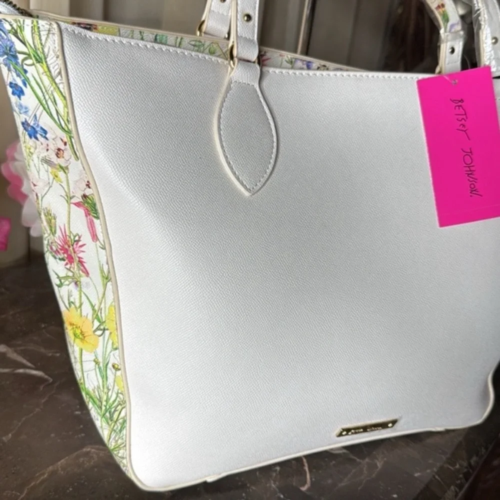 Betsey Johnson White Tote with Floral Accents and Gold Chain - GIFT AWAY - - Picture 3 of 12